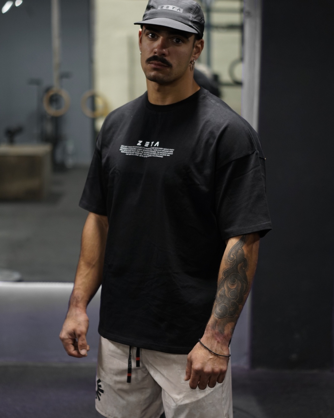 Elite 5 Panel Cap Black + Gold Scarabée